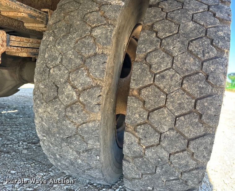 image for item EH6886 1999 Chevrolet  C3500 bucket truck