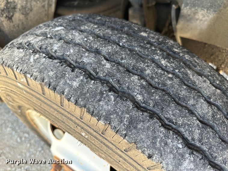 image for item EH6886 1999 Chevrolet  C3500 bucket truck