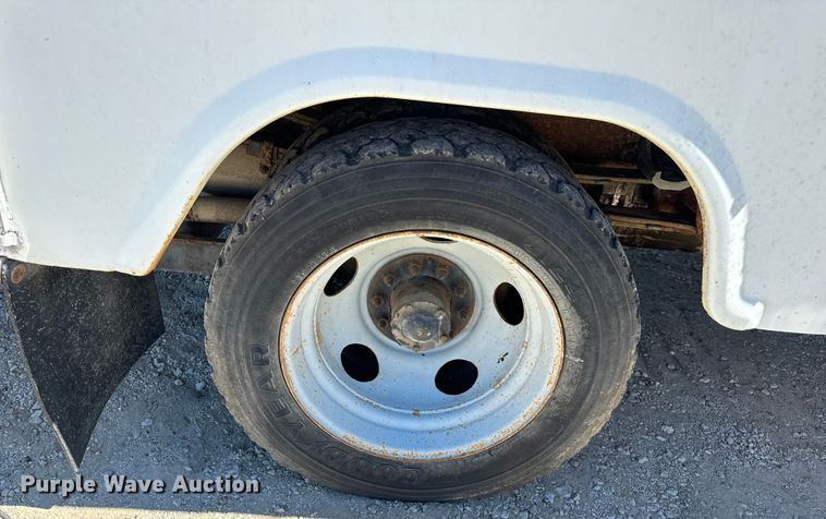 image for item EH6886 1999 Chevrolet  C3500 bucket truck