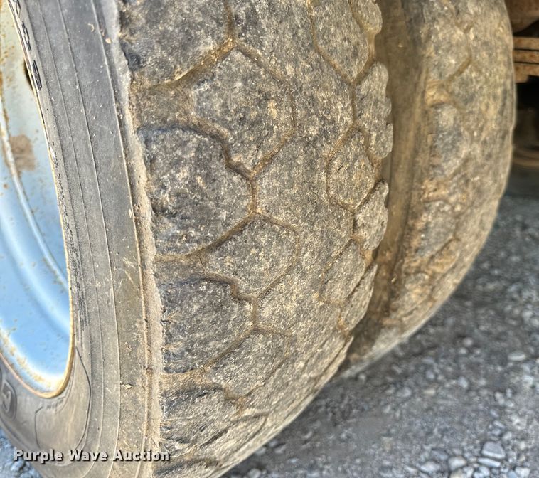 image for item EH6886 1999 Chevrolet  C3500 bucket truck