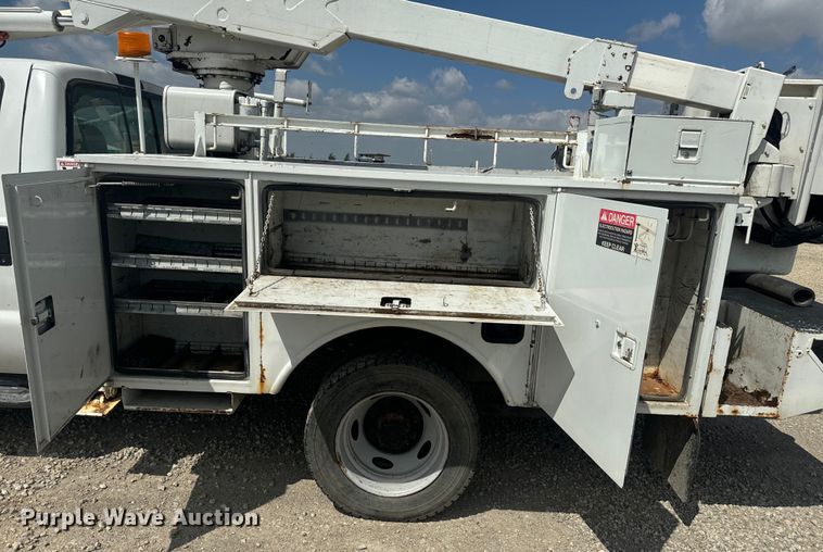 image for item EJ2711 2001 Ford F550 Super Duty XL  bucket truck