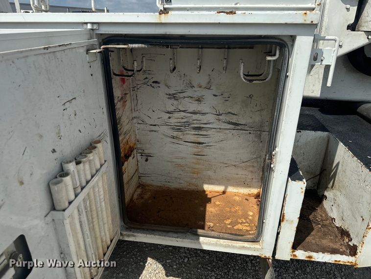 image for item EJ2711 2001 Ford F550 Super Duty XL  bucket truck