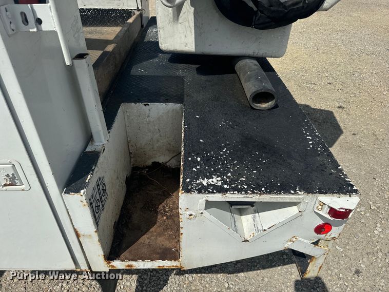 image for item EJ2711 2001 Ford F550 Super Duty XL  bucket truck