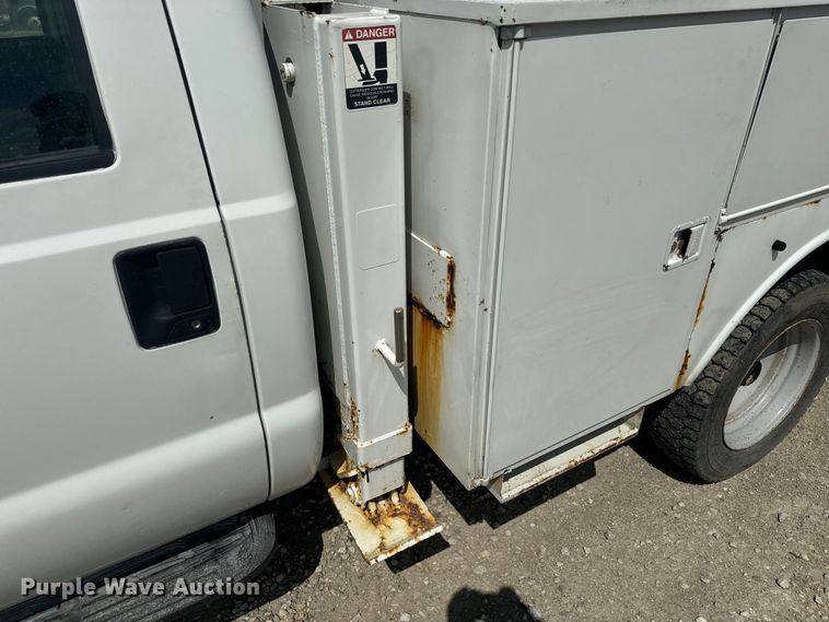 image for item EJ2711 2001 Ford F550 Super Duty XL  bucket truck