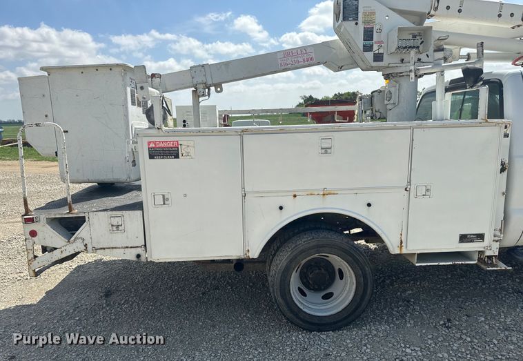 image for item EJ2711 2001 Ford F550 Super Duty XL  bucket truck