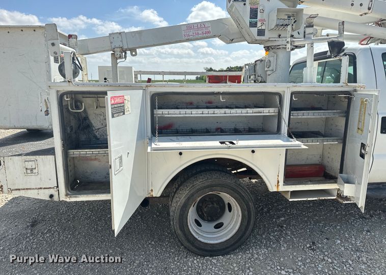 image for item EJ2711 2001 Ford F550 Super Duty XL  bucket truck