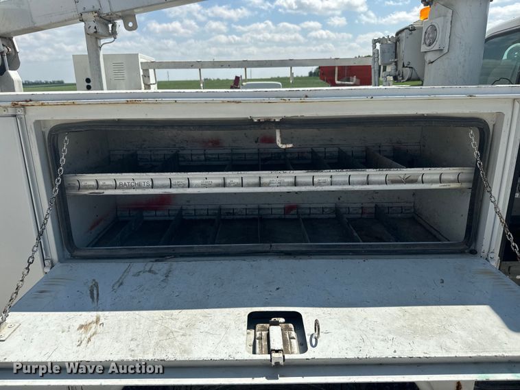 image for item EJ2711 2001 Ford F550 Super Duty XL  bucket truck