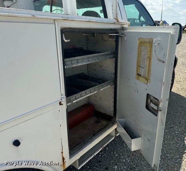 image for item EJ2711 2001 Ford F550 Super Duty XL  bucket truck