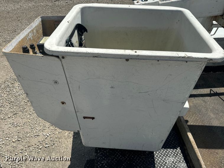 image for item EJ2711 2001 Ford F550 Super Duty XL  bucket truck