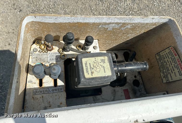 image for item EJ2711 2001 Ford F550 Super Duty XL  bucket truck