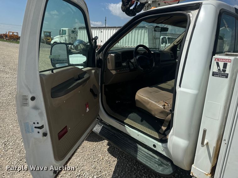 image for item EJ2711 2001 Ford F550 Super Duty XL  bucket truck