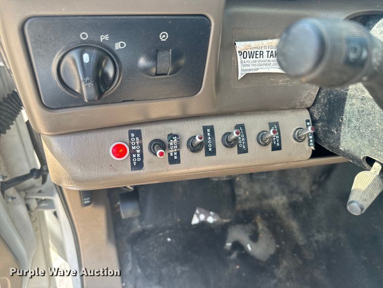 image for item EJ2711 2001 Ford F550 Super Duty XL  bucket truck