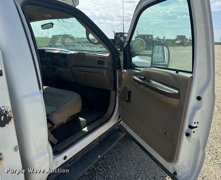 image for item EJ2711 2001 Ford F550 Super Duty XL  bucket truck