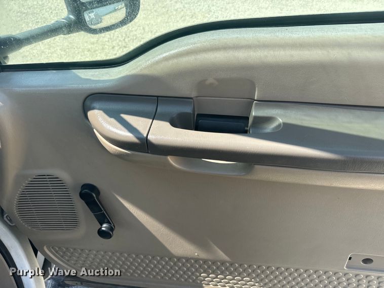 image for item EJ2711 2001 Ford F550 Super Duty XL  bucket truck