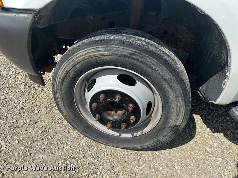 image for item EJ2711 2001 Ford F550 Super Duty XL  bucket truck