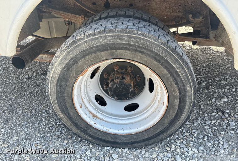 image for item EJ2711 2001 Ford F550 Super Duty XL  bucket truck