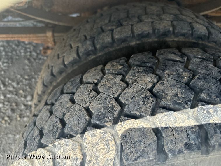 image for item EJ2711 2001 Ford F550 Super Duty XL  bucket truck