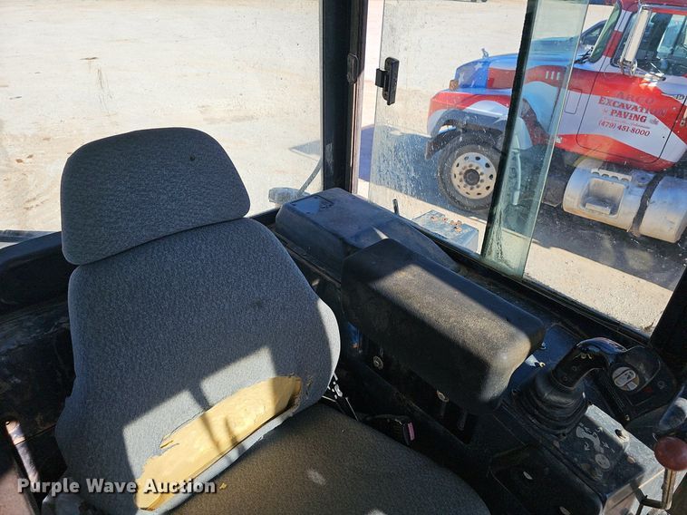 image for item EJ5614 2009 John Deere  700J dozer