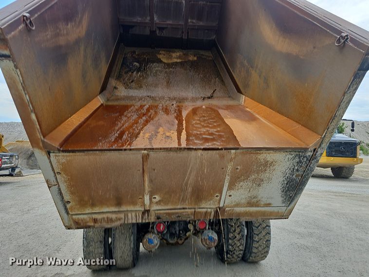 image for item EJ5622 2018 Peterbilt  567 dump truck