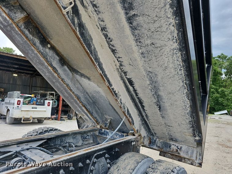 image for item EJ5622 2018 Peterbilt  567 dump truck