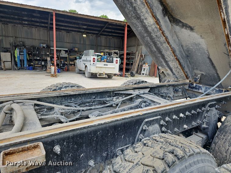 image for item EJ5622 2018 Peterbilt  567 dump truck