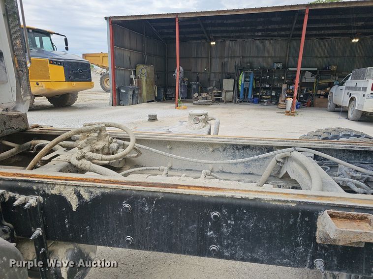 image for item EJ5622 2018 Peterbilt  567 dump truck