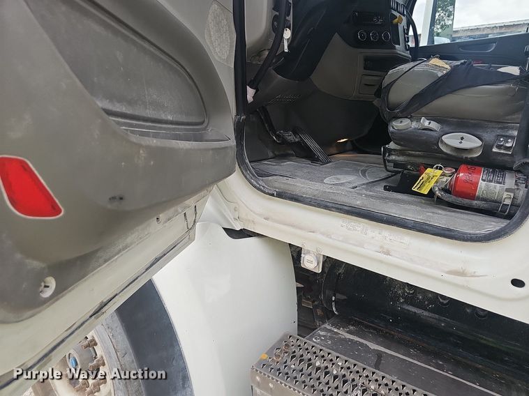 image for item EJ5622 2018 Peterbilt  567 dump truck