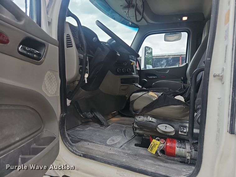 image for item EJ5622 2018 Peterbilt  567 dump truck