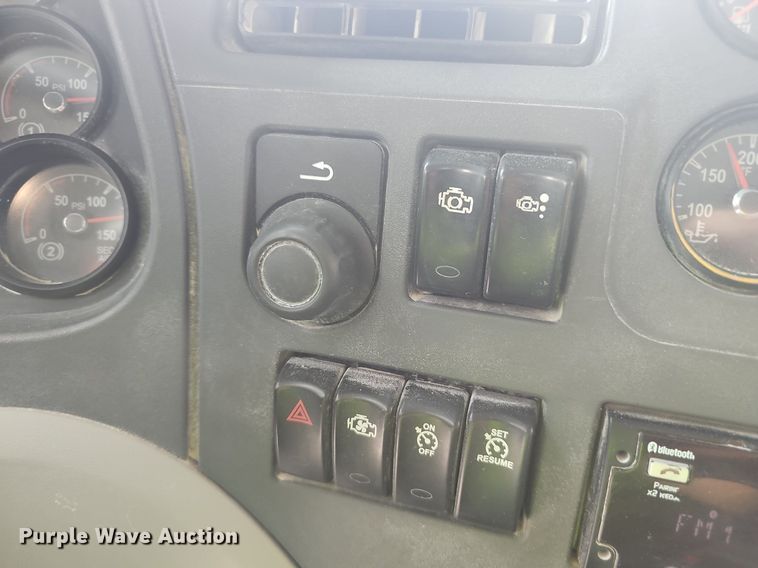 image for item EJ5622 2018 Peterbilt  567 dump truck