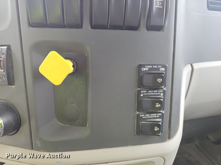 image for item EJ5622 2018 Peterbilt  567 dump truck