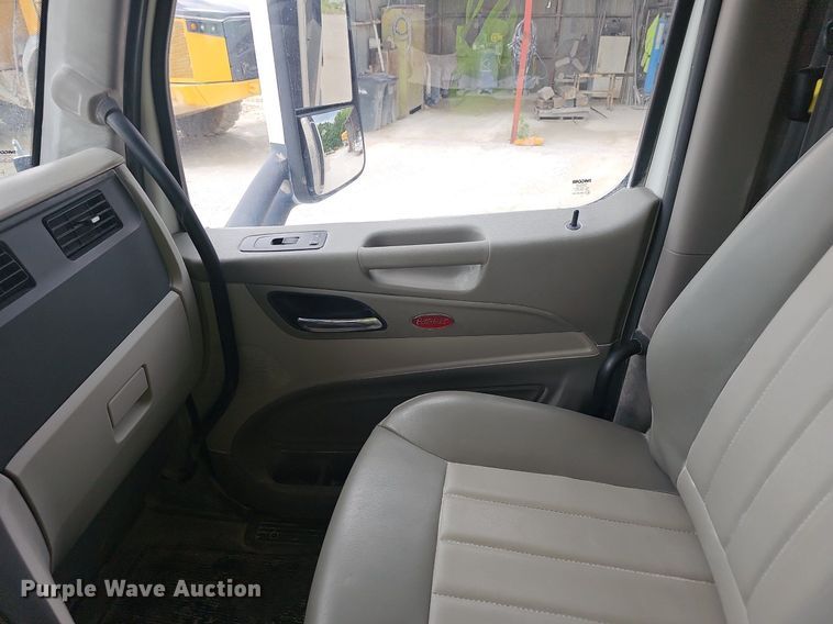 image for item EJ5622 2018 Peterbilt  567 dump truck