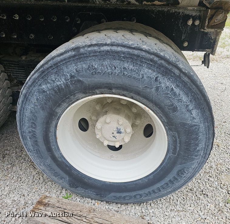 image for item EJ5622 2018 Peterbilt  567 dump truck