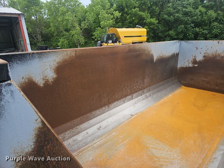 image for item EJ5623 2005 Peterbilt  357 dump truck