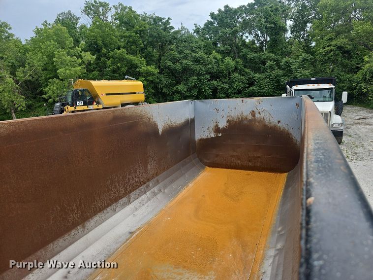 image for item EJ5623 2005 Peterbilt  357 dump truck