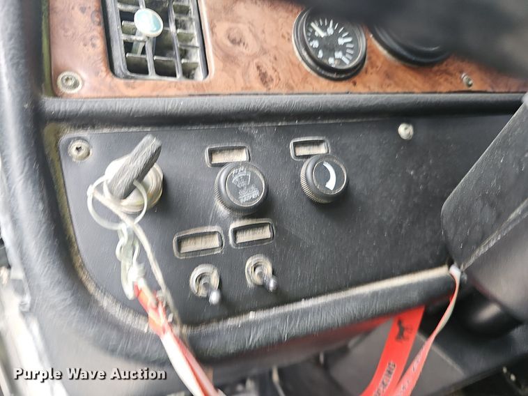 image for item EJ5623 2005 Peterbilt  357 dump truck