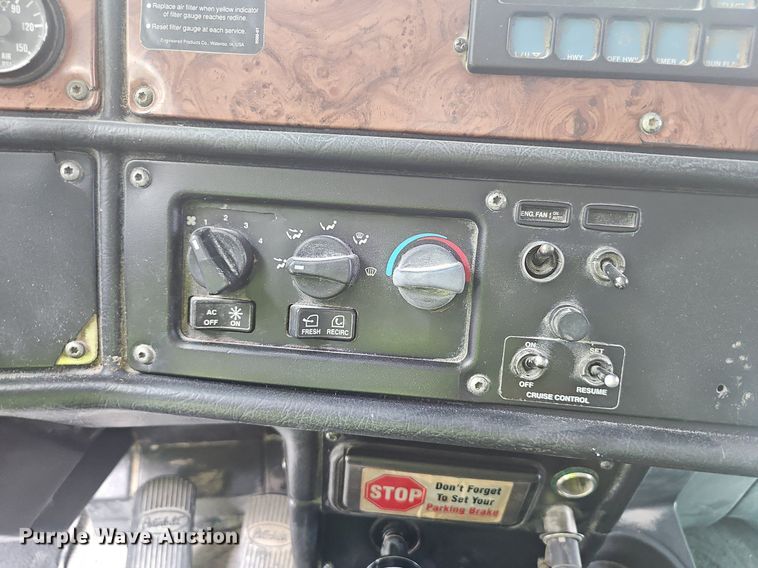 image for item EJ5623 2005 Peterbilt  357 dump truck