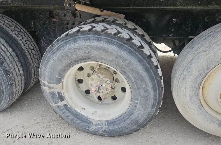 image for item EJ5623 2005 Peterbilt  357 dump truck