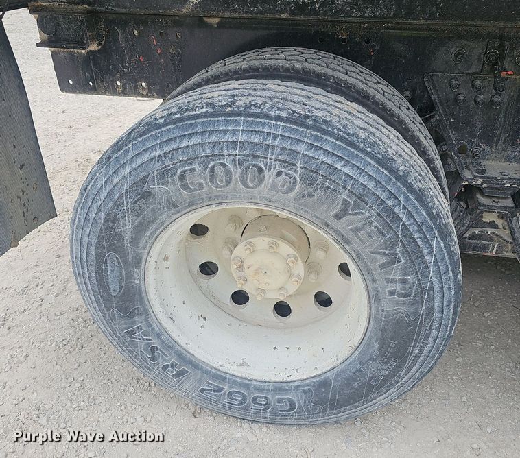 image for item EJ5623 2005 Peterbilt  357 dump truck