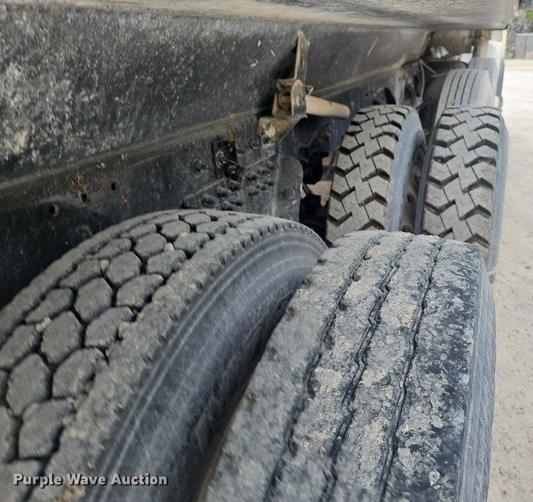 image for item EJ5623 2005 Peterbilt  357 dump truck