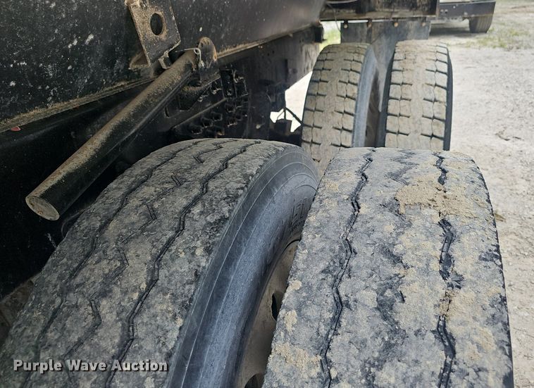 image for item EJ5623 2005 Peterbilt  357 dump truck