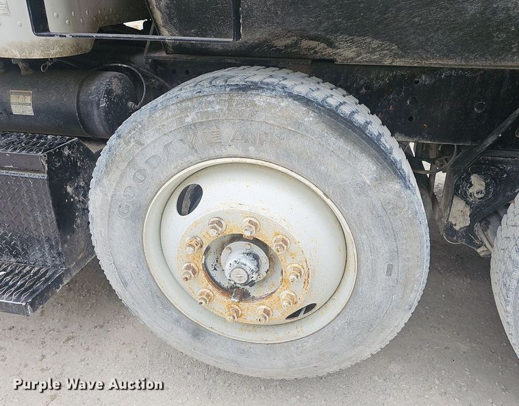 image for item EJ5623 2005 Peterbilt  357 dump truck