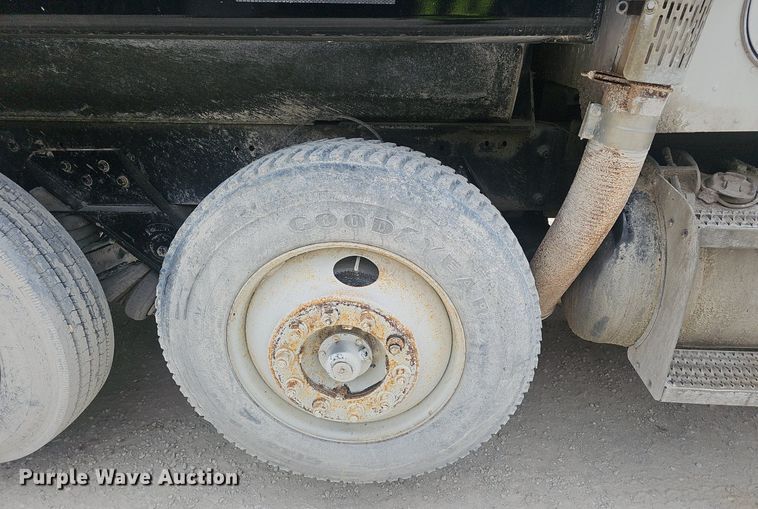 image for item EJ5623 2005 Peterbilt  357 dump truck