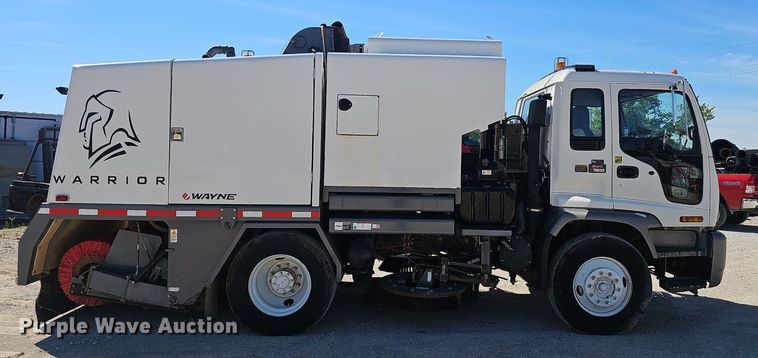 image for item EJ5629 2004 GMC T7500 street sweeper truck