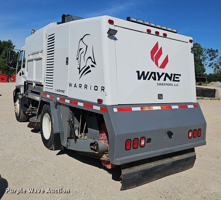 image for item EJ5629 2004 GMC T7500 street sweeper truck