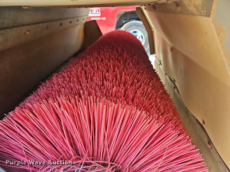 image for item EJ5629 2004 GMC T7500 street sweeper truck