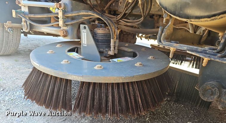 image for item EJ5629 2004 GMC T7500 street sweeper truck