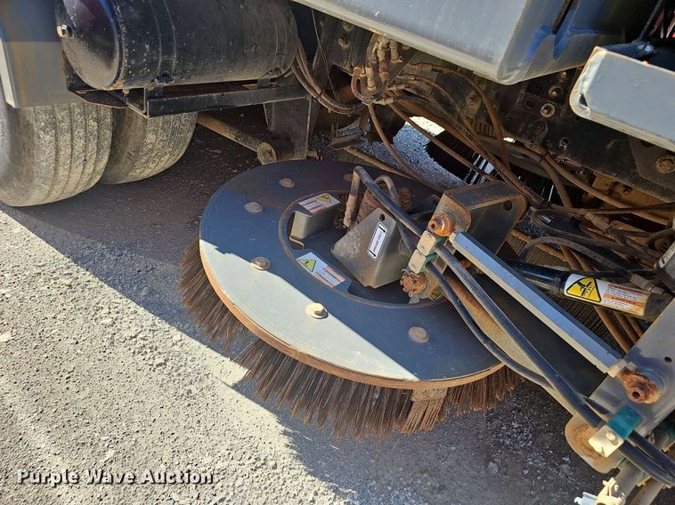 image for item EJ5629 2004 GMC T7500 street sweeper truck