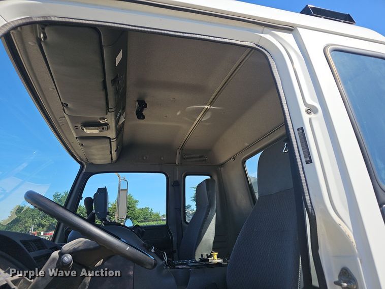 image for item EJ5629 2004 GMC T7500 street sweeper truck