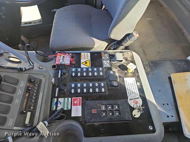 image for item EJ5629 2004 GMC T7500 street sweeper truck