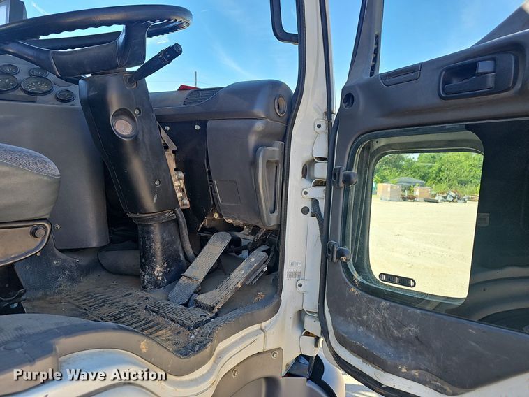 image for item EJ5629 2004 GMC T7500 street sweeper truck